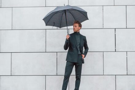 jeune homme élégant avec parapluie artisanal